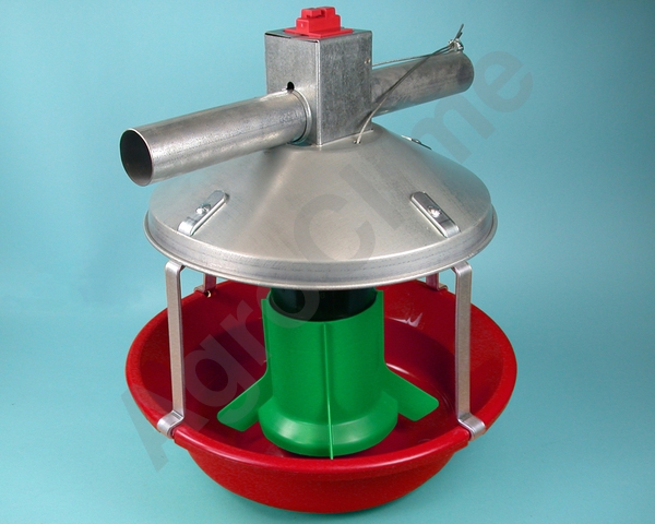 Податчик MODEL ATF™ PLUS производства Chore-Times с зеленым пластиковым конусом и красной чашей